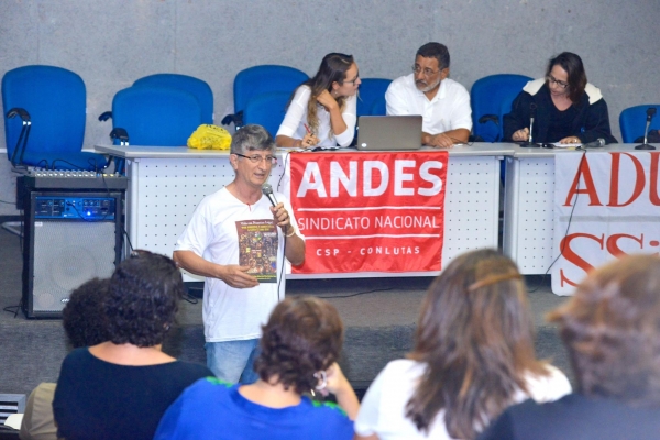 Etapa da assembleia descentralizada em Niter&oacute;i, no campus da Praia Vermelha 