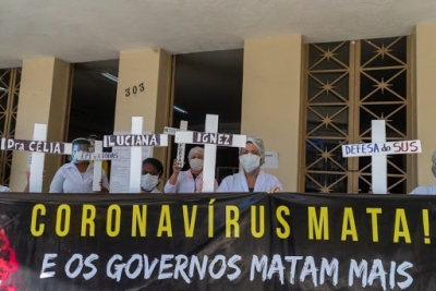 Ato em frente ao Hospital Universit&aacute;rio Antonio Pedro, organizado pelo Sintuff, denuncia mortes de servidores pela covil-19