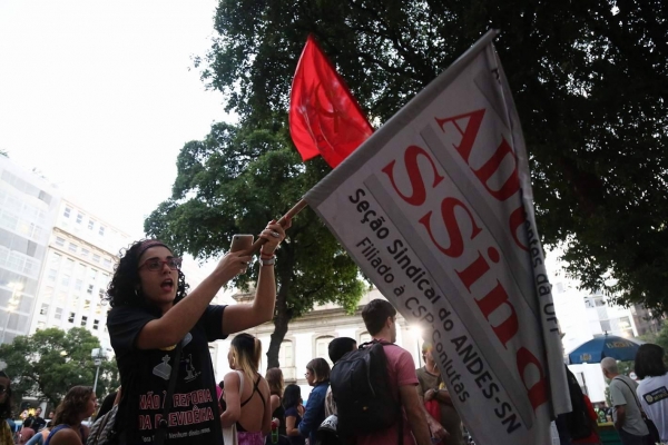 Docente da UFF durante manifesta&ccedil;&atilde;o no Rio nos protestos contra as reformas de Temer em 30 de junho
