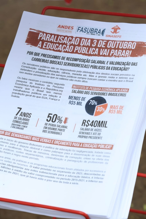 Em panfletagem na UFF, docentes convidam comunidade para paralisa&ccedil;&atilde;o nacional de 24h e ato do funcionalismo na ter&ccedil;a 3