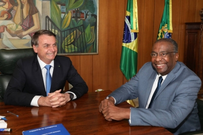 O presidente Jair Bolsonaro e o ent&atilde;o ministro da Educa&ccedil;&atilde;o, Carlos Decotelli, logo ap&oacute;s a nomea&ccedil;&atilde;o