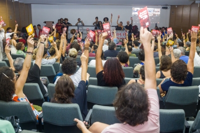 Assembleia vota favoravelmente à paralisação por 24h no dia 15 de abril, no Gragoatá, em Niterói; ao findo, o telão com os locais da assembleia nos campi fora da sede