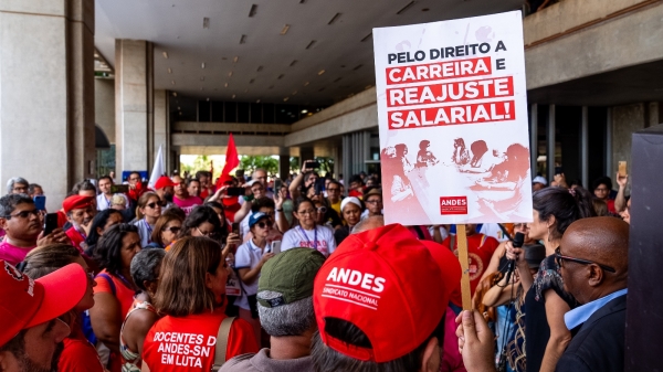 Manifesta&ccedil;&atilde;o da campanha salarial em Bras&iacute;lia, no final de 2023, durante rodada da Mesa de Negocia&ccedil;&atilde;o com o Minist&eacute;rio da Gest&atilde;o