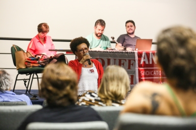 A professora Sonia L&uacute;cio fala durante a assembleia, que come&ccedil;ou por Niter&oacute;i