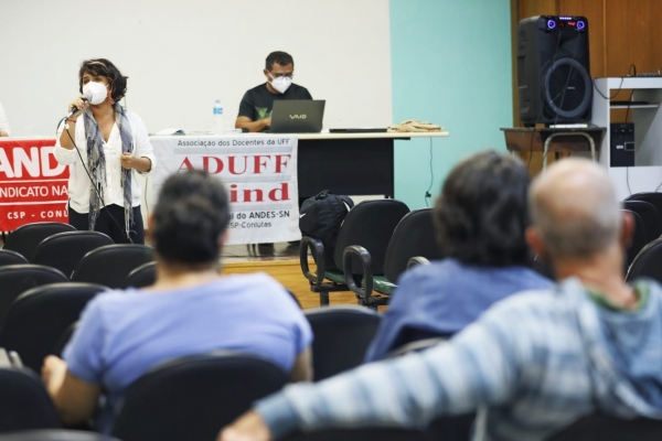 Docentes da UFF aprovam paralisa&ccedil;&atilde;o por educa&ccedil;&atilde;o p&uacute;blica e direitos em 14 de junho, dia do 'Ocupa Bras&iacute;lia'