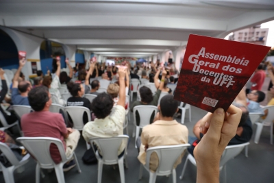 Assembleia docente na UFF mantém a greve para pressionar nas negociações