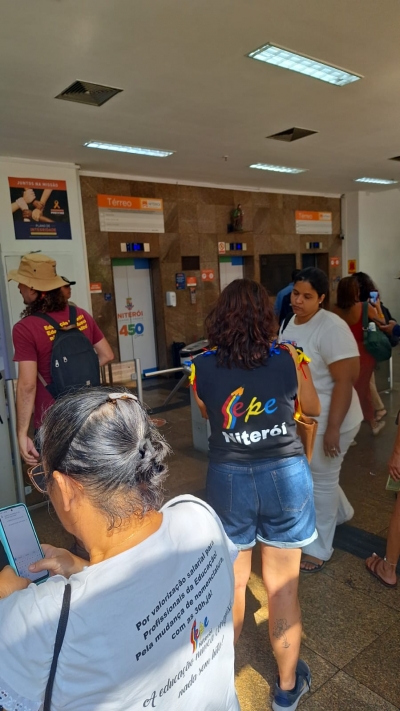 Na Prefeitura, profissionais da Educa&ccedil;&atilde;o Municipal protestam por condi&ccedil;&otilde;es de trabalho e reposi&ccedil;&atilde;o salarial