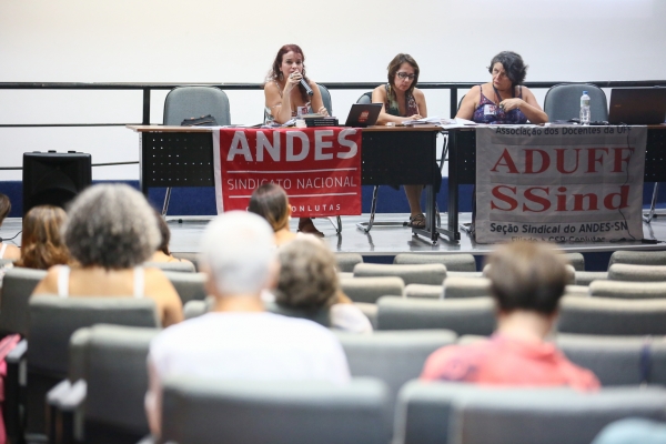 Professoras analisam aumento da precariza&ccedil;&atilde;o do trabalho e forma&ccedil;&atilde;o docente