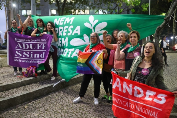 Em ato no Rio, feministas refor&ccedil;am: nenhuma mulher merece ser presa ou morta por decidir interromper uma gravidez