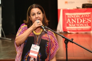 A professora Marinalva aborda o tema na plenária do 62° Conad, em Niterói
