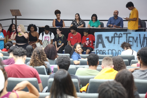 A presidenta da Aduff, Maria Cec&iacute;lia Castro, fala durante a audi&ecirc;ncia p&uacute;blica sobre o or&ccedil;amento
