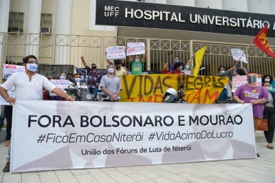 Momento da manifesta&ccedil;&atilde;o realizada dia 10 de julho, em frente ao HUAP (Niter&oacute;i)