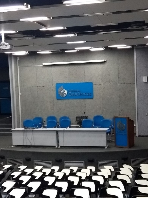 Audit&oacute;rio do pr&eacute;dio da Geoci&ecirc;ncias, no campus da Praia Vermelha, vazio na manh&atilde; dessa quarta-feira 31
