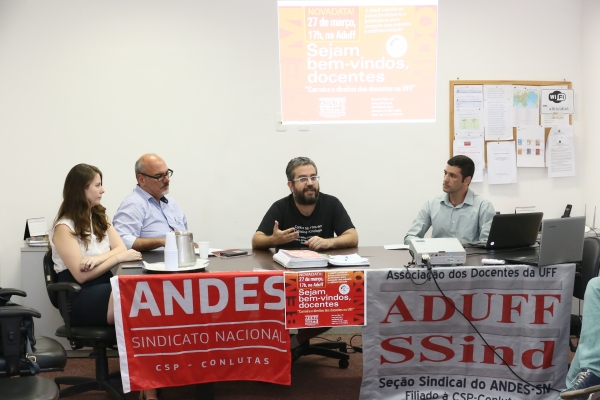 O professor Gustavo Gomes fala durante o evento, ao lado da equipe de advogados que assessoram a Aduff