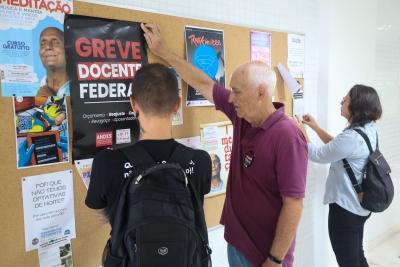 Integrantes do Comando Local de Greve da UFF afixaram cartazes da Greve Docente Federal no campus da Praia Vermelha