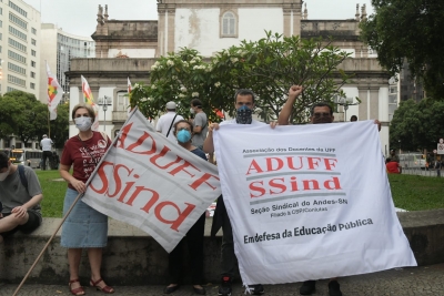 No dia do funcionalismo, trabalhadores foram &agrave;s ruas por direitos e contra a PEC 32