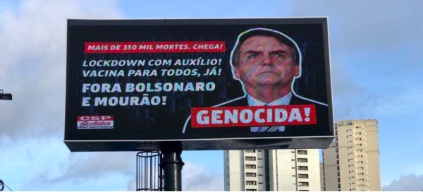 Painel eletrônico com a imagem de Jair Bolsonaro ao lado da palavra “genocida”, exibido em Natal (RN)