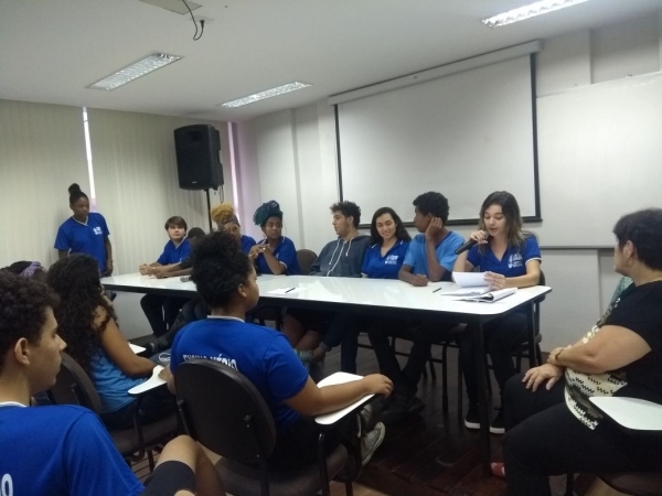 Estudantes do Coluni-UFF fazem hist&oacute;ria: primeira gest&atilde;o do gr&ecirc;mio estudantil tomou posse nesta sexta (23)