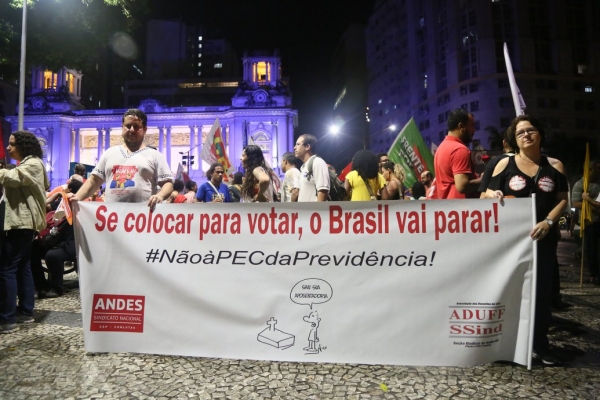 Governo admite, em dia de protestos, n&atilde;o ter como votar reforma da Previd&ecirc;ncia