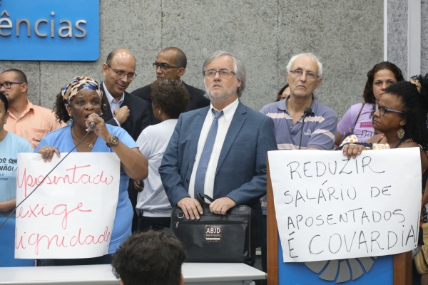 Sem qu&oacute;rum, primeiro CUV do ano foi marcado por protesto contra cortes nos vencimentos de aposentados da UFF