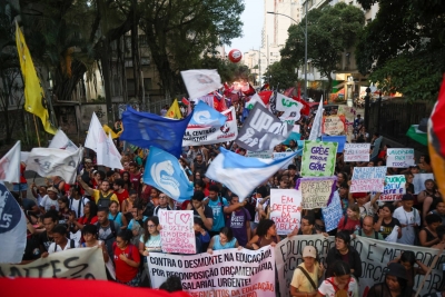 Manifestação percorre a Rua das Laranjeiras, na Zona Sul do Rio