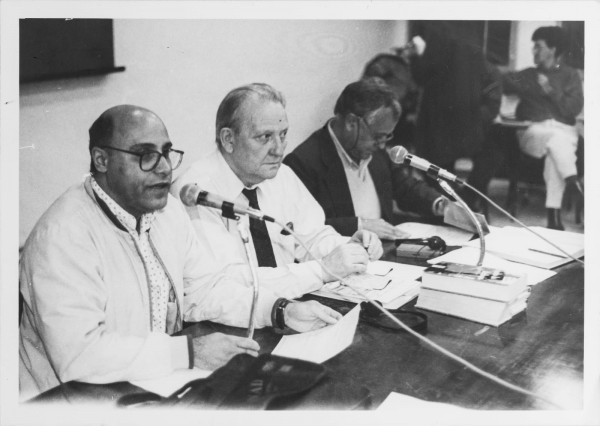 O docente Luiz Carlos Soares, em foto hist&oacute;rica de 1996, durante palestra do fil&oacute;sofo h&uacute;ngaro marxista Istv&aacute;n M&eacute;sz&aacute;ros ((1930-2017)