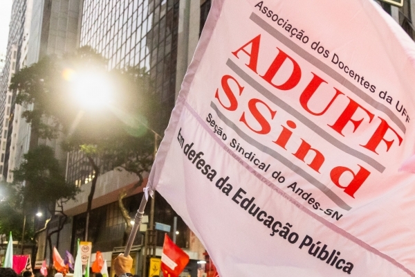 Na recep&ccedil;&atilde;o institucional da UFF, Aduff d&aacute; boas-vindas a novos e novas docentes e convida para evento de acolhimento na sexta (28)